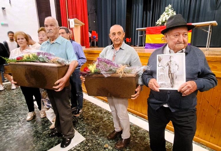 En primer t�rmino Francisco, con la foto de su padre, Felipe Manuel, y a su lado, sosteniendo los restos de las dos v�ctimas identificadas, sus nietos.